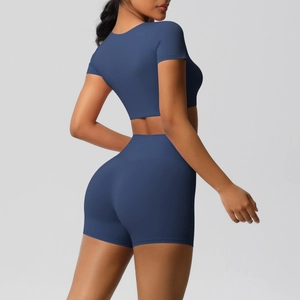 Rückansicht von engem Yoga-Crop-Top und High-Waist-Shorts-Set in dunkelblauem Stoff