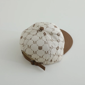 Detail von verstellbarem Riemen und Bärenmuster auf Kinder Hip Hop Flatbrim Cap