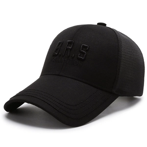 Schwarze Trucker-Cap aus Mesh mit B.R.S-Stickerei, aus einem 45-Grad-Winkel gesehen
