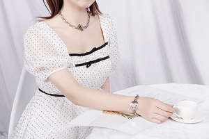 Dettaglio del set collana e bracciale albero della vita argento su modella