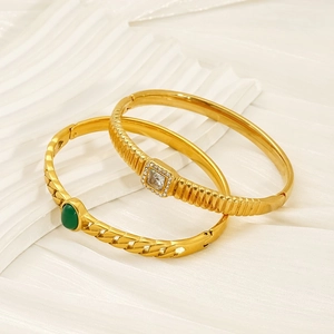 Bracelets en acier titane doré avec pierre verte et zircons de forme carrée