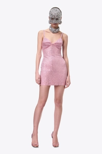 Détail de la mini robe rose avec bretelles en strass et accessoires de luxe assortis