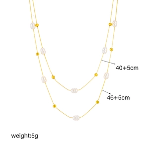 Élégant collier double épaisseur en or avec perles baroques blanches et billes dorées