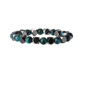 Bracelet en œil de tigre bleu avec perles métalliques grises sur fond blanc