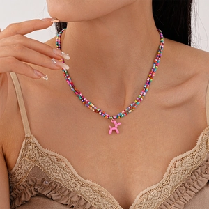 Collier double rang en perles colorées avec pendentif chien ballon rose femme