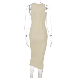 Detalle de un vestido de punto beige sin mangas con vista trasera y textura de canalé