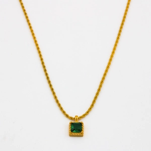 Collier chaîne torsadée dorée avec pendentif carré serti d'une pierre zircone verte