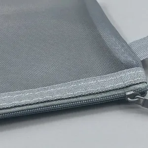 Astuccio a rete grigio minimalista con grande capacità e chiusura a zip resistente