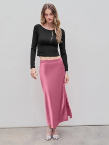 Top corto a maniche lunghe con gonna midi in raso rosa con spacco su modella