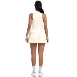 Vue arrière d'une robe de tennis plissée crème avec gilet sans manches et col polo