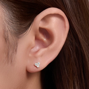 Elegant s925 sterling silver stud earrings with three sparkling zircons in a gold finish