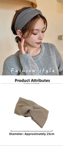 Detail view of elastic knitted knot headband in grey and khaki with 25cm diameter