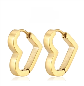 Vue détaillée de boucles d'oreilles cœur en or 18K avec finition mate polie main