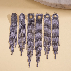 Orecchini pendenti geometrici color lavanda con strass e nappe per occasioni formali