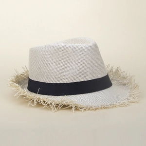 Détail d'un chapeau de paille respirant avec ruban noir et bord à franges unique