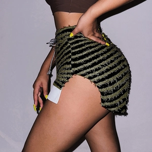 Détail du short à rayures taille haute avec bords frangés et fente latérale