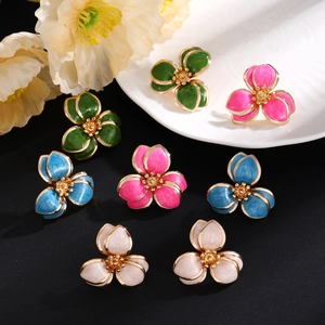 Makroaufnahme bunter Blumenohrringe in Grün Rosa Blau und Creme mit Emaille-Details