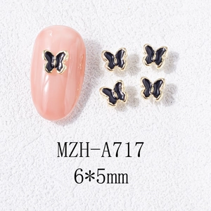 Détail de bijoux d'ongles papillon en émail noir de 6x5mm avec bordures dorées