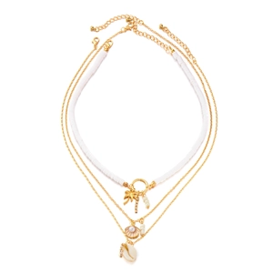 Ensemble de colliers dorés superposés avec coquillages et perles heishi blanches bohème