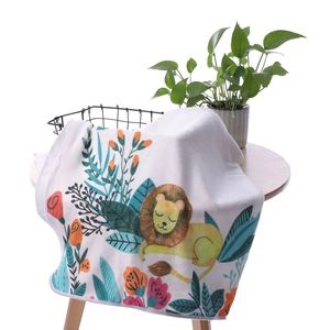 Detail der Baby Meilensteindecke mit gelbem Löwen und Blumenmuster auf weichem Flanell