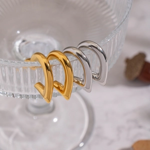 Orecchini a cerchio a C minimalisti in acciaio lucido con finiture in oro e argento
