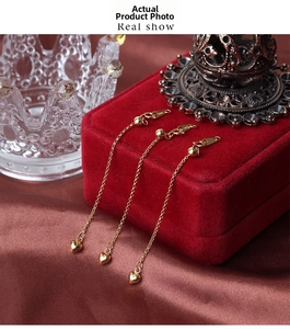 Detail of gold heart-shaped adjustable lobster clasps for pearl necklaces