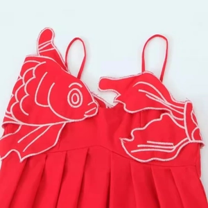 Robe rouge sans manches avec broderie appliquée de poisson doré sur l'encolure