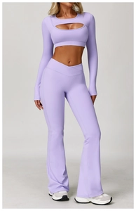 Ensemble de yoga lavande avec haut à manches longues ajouré et pantalon à taille en V