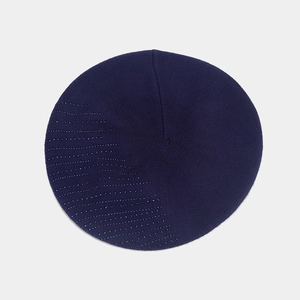Détail du béret en maille bleu marine avec strass bleus et texture tricotée