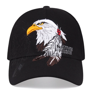 Schwarze Baseballkappe mit Adler-Stickerei und Native Pride Text auf weißem Hintergrund