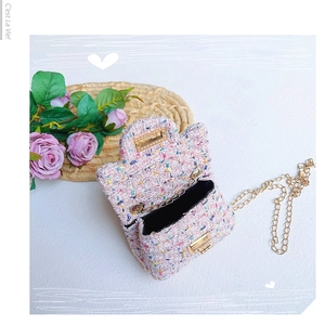 Detailansicht der rosa Tweed-Minitasche mit Goldkette und offenem Innenfach