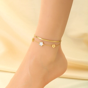 Zweilagiges Fußkettchen aus Gold-Edelstahl mit weißen Muschelblumen an einem Modell