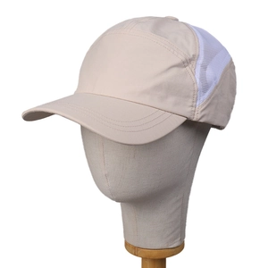 Breathable mesh baseball cap for summer outdoor hiking in beige and white stitching