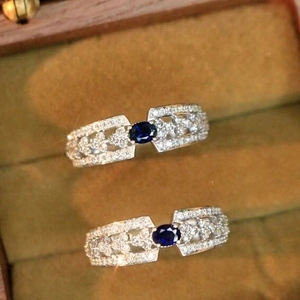 Primo piano di un elegante anello in zircone blu zaffiro con pavé di diamanti micro