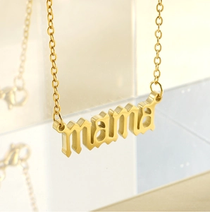 Vue macro d'un collier en acier inoxydable doré avec pendentif mama et chaîne fine