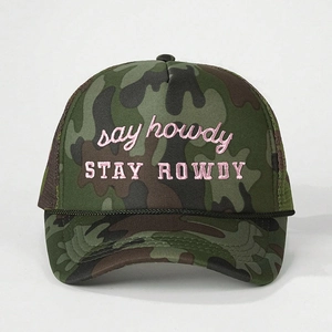 Détail de la casquette trucker camouflage avec broderie rose et cordon noir décoratif