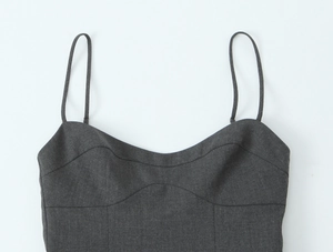 Détail d'une robe nuisette gris foncé avec bretelles spaghetti et encolure en cœur