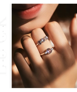 Détail de bagues vintage en argent avec pierres violettes portées avec lumière douce