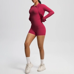 Ensemble de yoga bordeaux 3 pièces avec veste cintrée, débardeur et short à taille haute