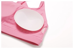 Dettaglio del reggiseno sportivo rosa con tasca interna e coppe morbide rimovibili