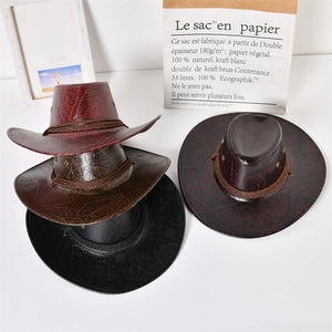 Dettaglio della trama a venature e cordino intrecciato su cappelli cowboy in pelle