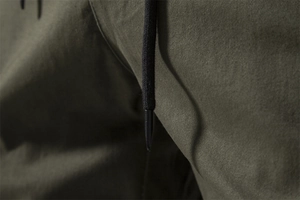 Macro di pantaloni in twill verde militare con coulisse nera e dettagli sulle punte