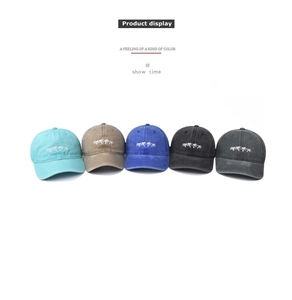 Détail de cinq casquettes de baseball en coton délavé avec broderie de palmiers colorés
