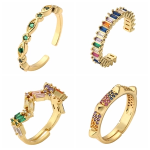 Bagues ajustables plaquées or avec zircons colorés sertis dans quatre styles variés