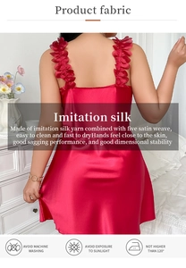 Détail de la chemise de nuit en satin rouge montrant le drapé et la texture lisse soie