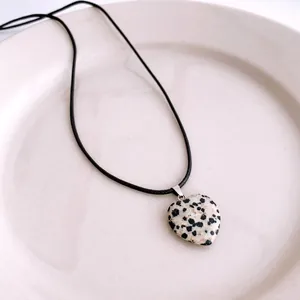 Collier minimaliste vintage avec pendentif cœur en œil de tigre et cordon noir