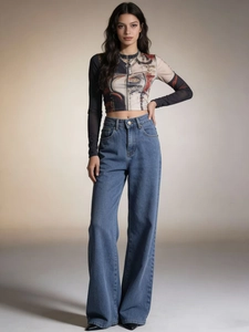 Haut floral vintage avec jean bleu taille haute à jambes larges et ceinture assortie