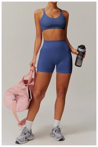 Détail du short de gym sans couture à taille haute et brassière en maille bleu marine