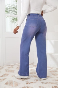 Vista posteriore dei jeans viola a vita alta con taglio dritto ed effetto lifting
