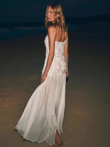 Elegante abito lungo bianco con scollo a V, pizzo e trame floreali 3D per feste serali
